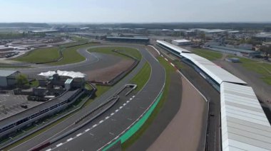 İngiltere, Towcester 'da bulunan İngiliz Formula 1 yarışının ikonik merkezi Silverstone Yarış Pisti' nin hava aracı görüntüsü. Güneşli bir günde yakalandım.