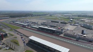 İngiltere, Towcester 'da bulunan İngiliz Formula 1 yarışının ikonik merkezi Silverstone Yarış Pisti' nin hava aracı görüntüsü. Güneşli bir günde yakalandım.