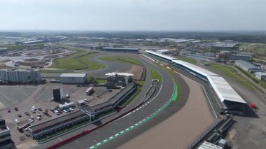 İngiltere, Towcester 'da bulunan İngiliz Formula 1 yarışının ikonik merkezi Silverstone Yarış Pisti' nin hava aracı görüntüsü. Güneşli bir günde yakalandım.