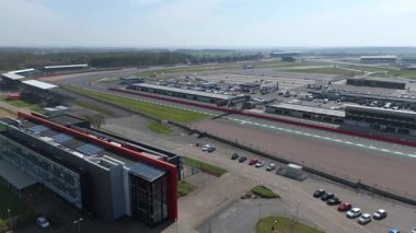İngiltere, Towcester 'da bulunan İngiliz Formula 1 yarışının ikonik merkezi Silverstone Yarış Pisti' nin hava aracı görüntüsü. Güneşli bir günde yakalandım.