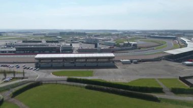 İngiltere, Towcester 'da bulunan İngiliz Formula 1 yarışının ikonik merkezi Silverstone Yarış Pisti' nin hava aracı görüntüsü. Güneşli bir günde yakalandım.