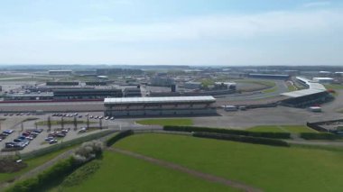 İngiltere, Towcester 'da bulunan İngiliz Formula 1 yarışının ikonik merkezi Silverstone Yarış Pisti' nin hava aracı görüntüsü. Güneşli bir günde yakalandım.