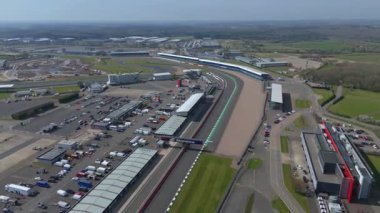 İngiltere, Towcester 'da bulunan İngiliz Formula 1 yarışının ikonik merkezi Silverstone Yarış Pisti' nin hava aracı görüntüsü. Güneşli bir günde yakalandım.