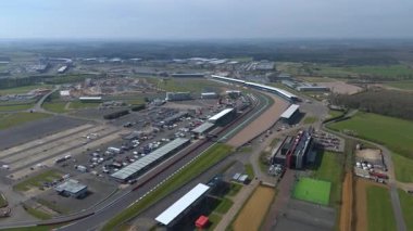 İngiltere, Towcester 'da bulunan İngiliz Formula 1 yarışının ikonik merkezi Silverstone Yarış Pisti' nin hava aracı görüntüsü. Güneşli bir günde yakalandım.