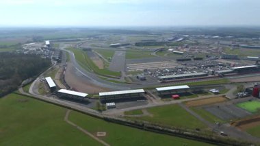 İngiltere, Towcester 'da bulunan İngiliz Formula 1 yarışının ikonik merkezi Silverstone Yarış Pisti' nin hava aracı görüntüsü. Güneşli bir günde yakalandım.