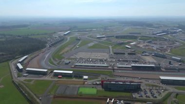 İngiltere, Towcester 'da bulunan İngiliz Formula 1 yarışının ikonik merkezi Silverstone Yarış Pisti' nin hava aracı görüntüsü. Güneşli bir günde yakalandım.