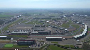 İngiltere, Towcester 'da bulunan İngiliz Formula 1 yarışının ikonik merkezi Silverstone Yarış Pisti' nin hava aracı görüntüsü. Güneşli bir günde yakalandım.