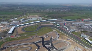İngiltere, Towcester 'da bulunan İngiliz Formula 1 yarışının ikonik merkezi Silverstone Yarış Pisti' nin hava aracı görüntüsü. Güneşli bir günde yakalandım.