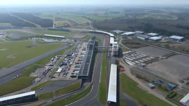 İngiltere, Towcester 'da bulunan İngiliz Formula 1 yarışının ikonik merkezi Silverstone Yarış Pisti' nin hava aracı görüntüsü. Güneşli bir günde yakalandım.