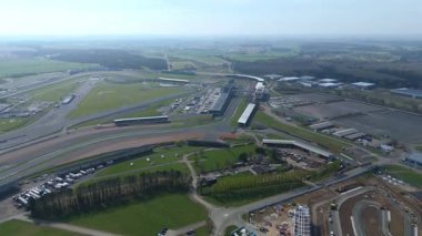 İngiltere, Towcester 'da bulunan İngiliz Formula 1 yarışının ikonik merkezi Silverstone Yarış Pisti' nin hava aracı görüntüsü. Güneşli bir günde yakalandım.