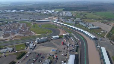 İngiltere, Towcester 'da bulunan İngiliz Formula 1 yarışının ikonik merkezi Silverstone Yarış Pisti' nin hava aracı görüntüsü. Güneşli bir günde yakalandım.