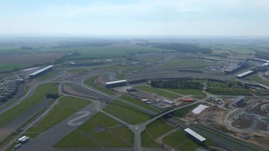 İngiltere, Towcester 'da bulunan İngiliz Formula 1 yarışının ikonik merkezi Silverstone Yarış Pisti' nin hava aracı görüntüsü. Güneşli bir günde yakalandım.