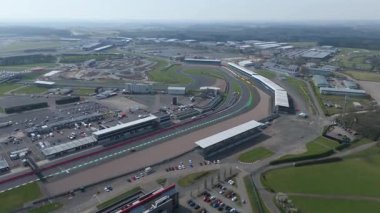 İngiltere, Towcester 'da bulunan İngiliz Formula 1 yarışının ikonik merkezi Silverstone Yarış Pisti' nin hava aracı görüntüsü. Güneşli bir günde yakalandım.
