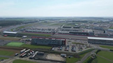 İngiltere, Towcester 'da bulunan İngiliz Formula 1 yarışının ikonik merkezi Silverstone Yarış Pisti' nin hava aracı görüntüsü. Güneşli bir günde yakalandım.