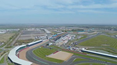 İngiltere, Towcester 'da bulunan İngiliz Formula 1 yarışının ikonik merkezi Silverstone Yarış Pisti' nin hava aracı görüntüsü. Güneşli bir günde yakalandım.