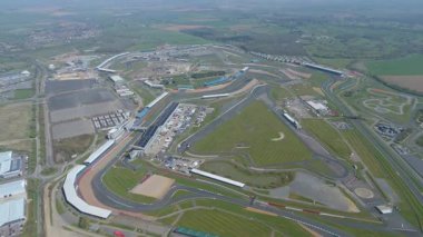 İngiltere, Towcester 'da bulunan İngiliz Formula 1 yarışının ikonik merkezi Silverstone Yarış Pisti' nin hava aracı görüntüsü. Güneşli bir günde yakalandım.