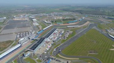 İngiltere, Towcester 'da bulunan İngiliz Formula 1 yarışının ikonik merkezi Silverstone Yarış Pisti' nin hava aracı görüntüsü. Güneşli bir günde yakalandım.