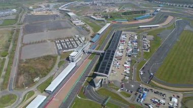 İngiltere, Towcester 'da bulunan İngiliz Formula 1 yarışının ikonik merkezi Silverstone Yarış Pisti' nin hava aracı görüntüsü. Güneşli bir günde yakalandım.
