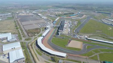 İngiltere, Towcester 'da bulunan İngiliz Formula 1 yarışının ikonik merkezi Silverstone Yarış Pisti' nin hava aracı görüntüsü. Güneşli bir günde yakalandım.