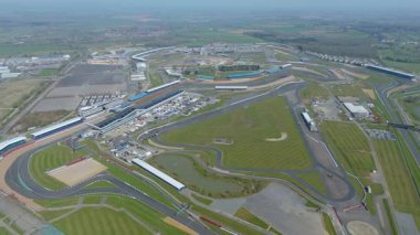 İngiltere, Towcester 'da bulunan İngiliz Formula 1 yarışının ikonik merkezi Silverstone Yarış Pisti' nin hava aracı görüntüsü. Güneşli bir günde yakalandım.