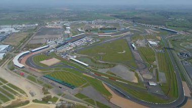 İngiltere, Towcester 'da bulunan İngiliz Formula 1 yarışının ikonik merkezi Silverstone Yarış Pisti' nin hava aracı görüntüsü. Güneşli bir günde yakalandım.