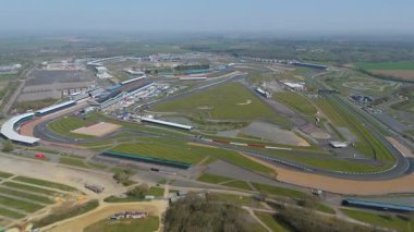 İngiltere, Towcester 'da bulunan İngiliz Formula 1 yarışının ikonik merkezi Silverstone Yarış Pisti' nin hava aracı görüntüsü. Güneşli bir günde yakalandım.