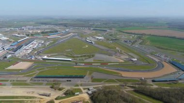 İngiltere, Towcester 'da bulunan İngiliz Formula 1 yarışının ikonik merkezi Silverstone Yarış Pisti' nin hava aracı görüntüsü. Güneşli bir günde yakalandım.