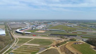 İngiltere, Towcester 'da bulunan İngiliz Formula 1 yarışının ikonik merkezi Silverstone Yarış Pisti' nin hava aracı görüntüsü. Güneşli bir günde yakalandım.