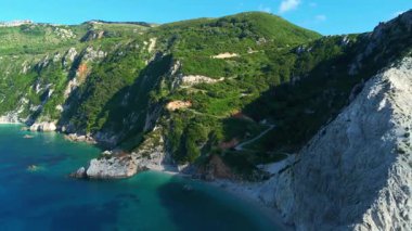 Yunanistan 'ın Kefalonya kentindeki engebeli dağların ve kayalık plajların insansız hava aracı görüntüsü. 