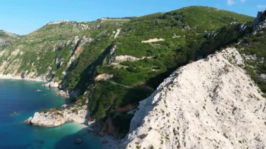 Yunanistan 'ın Kefalonya kentindeki engebeli dağların ve kayalık plajların insansız hava aracı görüntüsü. 