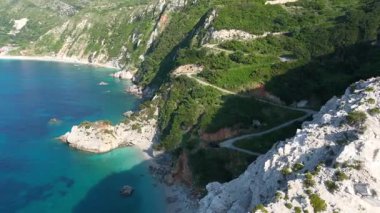 Yunanistan 'ın Kefalonya kentindeki engebeli dağların ve kayalık plajların insansız hava aracı görüntüsü. 