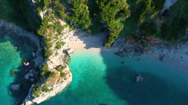 Yunanistan 'ın Kefalonya kentindeki engebeli dağların ve kayalık plajların insansız hava aracı görüntüsü. 
