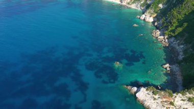 Yunanistan 'ın Kefalonya kentindeki engebeli dağların ve kayalık plajların insansız hava aracı görüntüsü. 