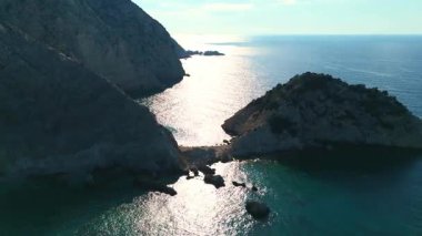 Yunanistan 'ın Kefalonya kentindeki engebeli dağların ve kayalık plajların insansız hava aracı görüntüsü. 