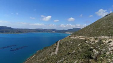 Büyük deniz kalemlerinin havadan görünüşü, mavi okyanustaki balık çiftlikleri, açık gökyüzü, su kültürü.. 