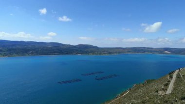 Büyük deniz kalemlerinin havadan görünüşü, mavi okyanustaki balık çiftlikleri, açık gökyüzü, su kültürü.. 