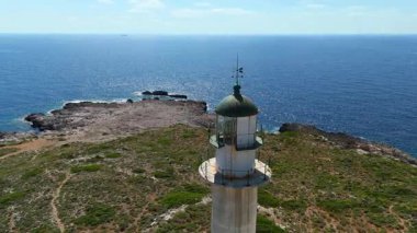 Yunanistan 'ın Kefalonia kentindeki sahil şeridindeki beyaz deniz fenerinin hava manzarası. 