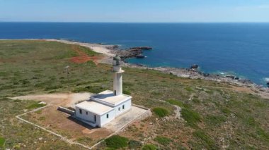 Yunanistan 'ın Kefalonia kentindeki sahil şeridindeki beyaz deniz fenerinin hava manzarası. 