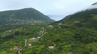 İtaka Yunan manzarası, sisli koşullar ve yemyeşil ormanlar ve sis, İyon Denizi ve köyleri, kıyı şeridi boyunca benekli adalar, Yunanistan Avrupa seyahatleri tatil beldesi turizmi 