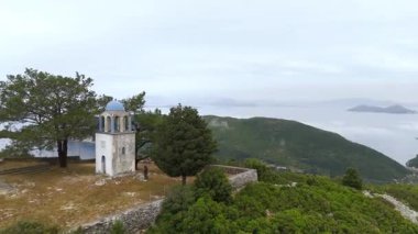İtaka Yunan manzarası, sisli koşullar ve yemyeşil ormanlar ve sis, İyon Denizi ve köyleri, kıyı şeridi boyunca benekli adalar, Yunanistan Avrupa seyahatleri tatil beldesi turizmi 