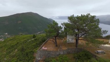 İtaka Yunan manzarası, sisli koşullar ve yemyeşil ormanlar ve sis, İyon Denizi ve köyleri, kıyı şeridi boyunca benekli adalar, Yunanistan Avrupa seyahatleri tatil beldesi turizmi 