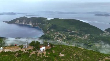 İtaka Yunan manzarası, sisli koşullar ve yemyeşil ormanlar ve sis, İyon Denizi ve köyleri, kıyı şeridi boyunca benekli adalar, Yunanistan Avrupa seyahatleri tatil beldesi turizmi 