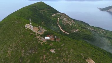 İtaka Yunan manzarası, sisli koşullar ve yemyeşil ormanlar ve sis, İyon Denizi ve köyleri, kıyı şeridi boyunca benekli adalar, Yunanistan Avrupa seyahatleri tatil beldesi turizmi 