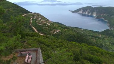 İtaka Yunan manzarası, sisli koşullar ve yemyeşil ormanlar ve sis, İyon Denizi ve köyleri, kıyı şeridi boyunca benekli adalar, Yunanistan Avrupa seyahatleri tatil beldesi turizmi 