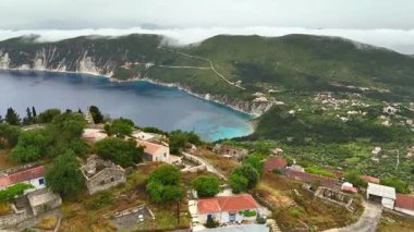 İtaka Yunan manzarası, sisli koşullar ve yemyeşil ormanlar ve sis, İyon Denizi ve köyleri, kıyı şeridi boyunca benekli adalar, Yunanistan Avrupa seyahatleri tatil beldesi turizmi 