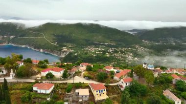 İtaka Yunan manzarası, sisli koşullar ve yemyeşil ormanlar ve sis, İyon Denizi ve köyleri, kıyı şeridi boyunca benekli adalar, Yunanistan Avrupa seyahatleri tatil beldesi turizmi 