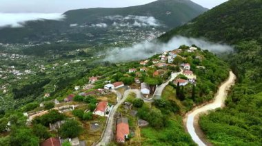 İtaka Yunan manzarası, sisli koşullar ve yemyeşil ormanlar ve sis, İyon Denizi ve köyleri, kıyı şeridi boyunca benekli adalar, Yunanistan Avrupa seyahatleri tatil beldesi turizmi 