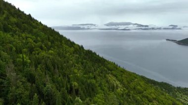 İtaka Yunan manzarası, sisli koşullar ve yemyeşil ormanlar ve sis, İyon Denizi ve köyleri, kıyı şeridi boyunca benekli adalar, Yunanistan Avrupa seyahatleri tatil beldesi turizmi 