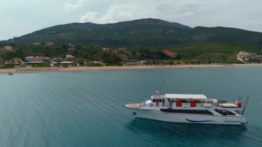 Yunanistan 'ın Kefalonya kentindeki engebeli dağların ve kayalık plajların insansız hava aracı görüntüsü. 
