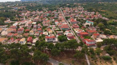 Skala sahil kasabasının insansız hava aracı görüntüleri, günbatımında tatil yeri, mavi denizler, Kefalonia Yunanistan 